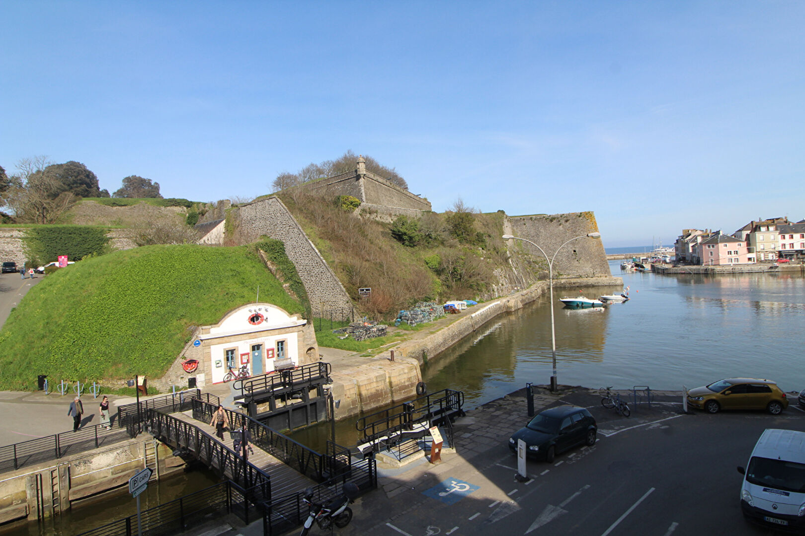 BELLE ILE EN MER  VENTE  STUDIO VUE SUR  PORT   21,11 m\u00b2
